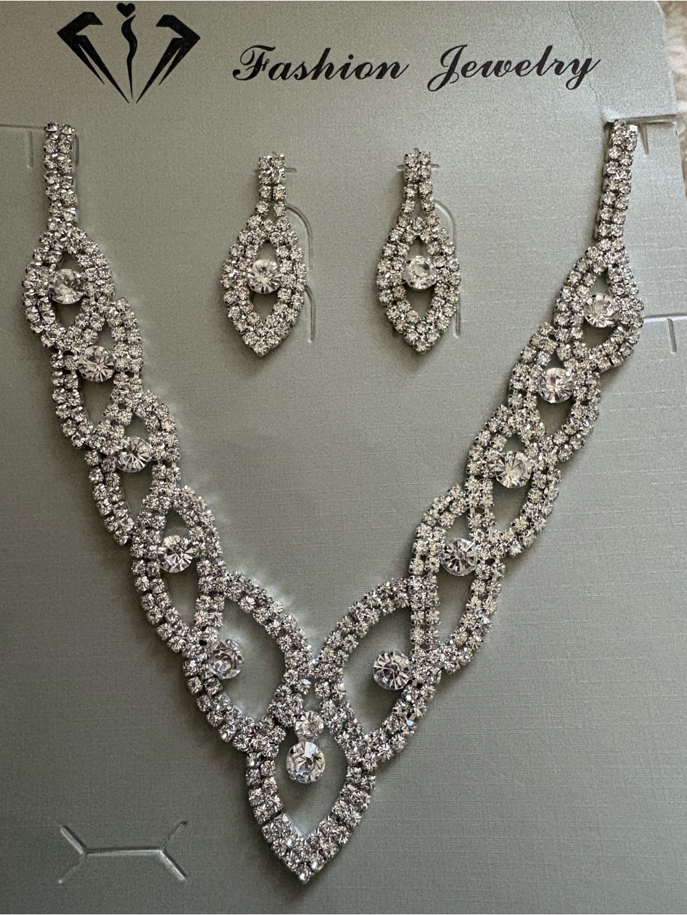 Fashion Jewelry Silver Crystal V-Link Necklace with Matching Earrings